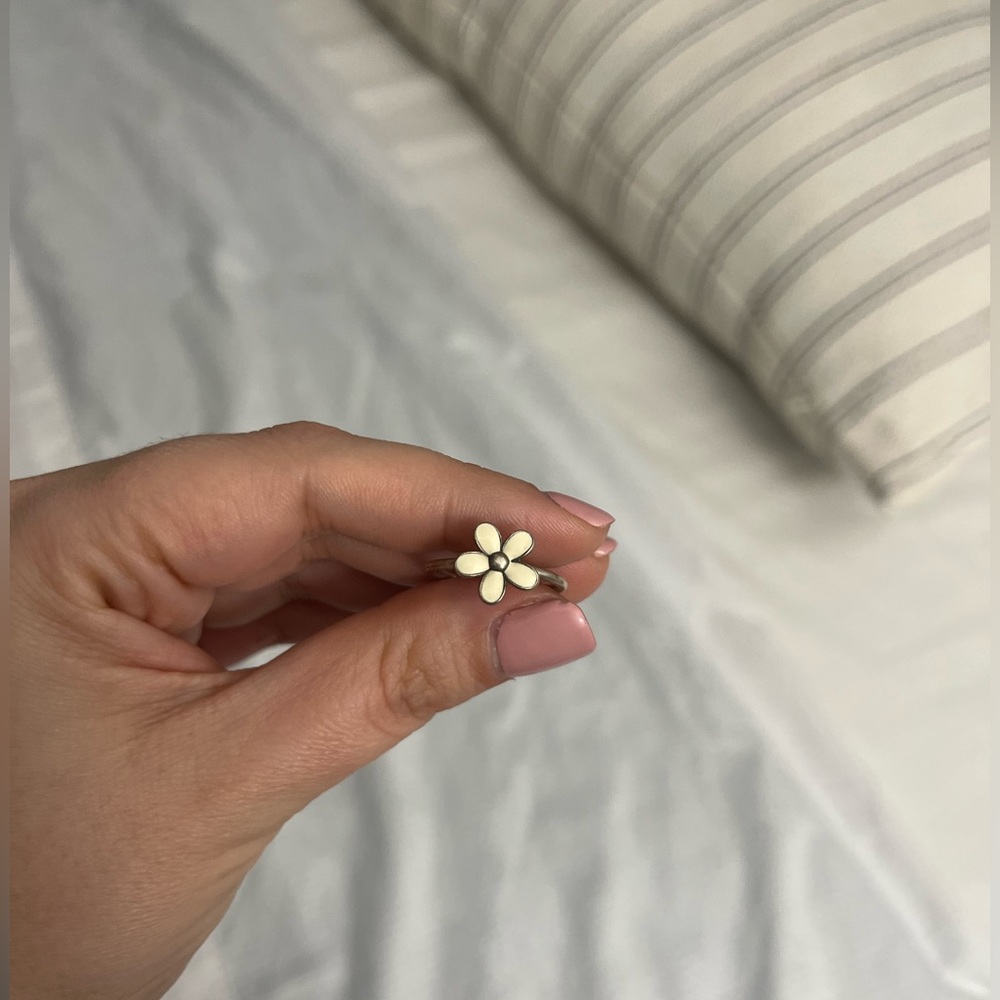 Pandora Daisy 🌼 Flower in size 5.5 No longer sold online in their website